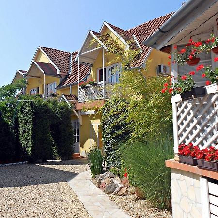 Castello Vendeg Es Apartmanhaz เอ็กเกอร์ ภายนอก รูปภาพ