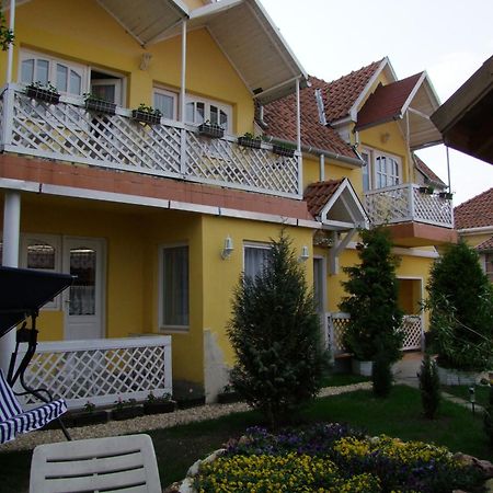 Castello Vendeg Es Apartmanhaz เอ็กเกอร์ ภายนอก รูปภาพ