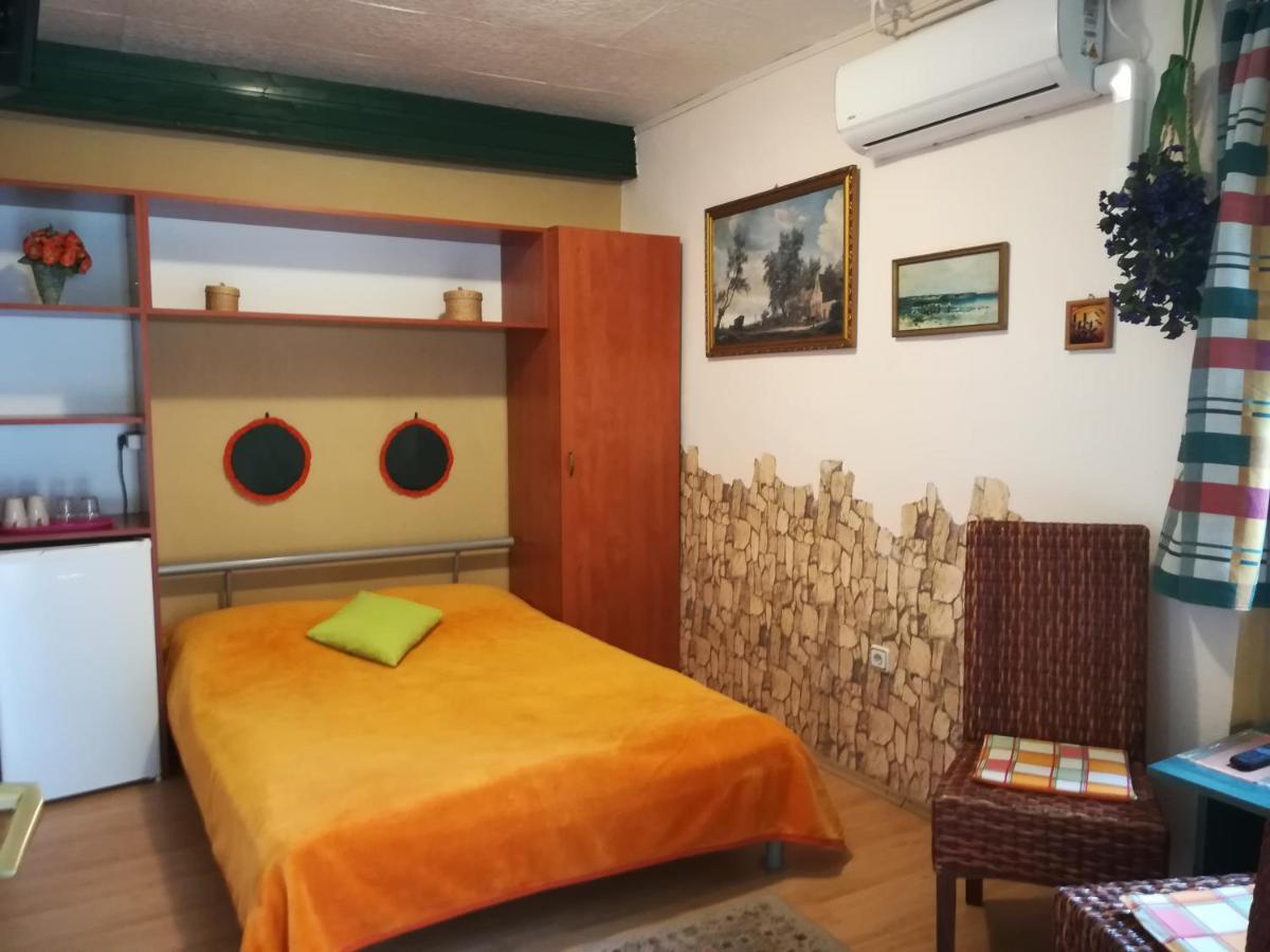 Castello Vendeg Es Apartmanhaz เอ็กเกอร์ ภายนอก รูปภาพ