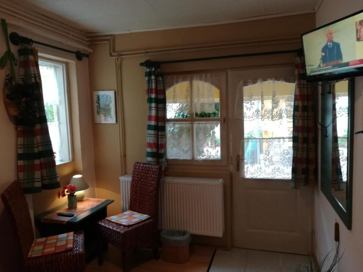 Castello Vendeg Es Apartmanhaz เอ็กเกอร์ ภายนอก รูปภาพ