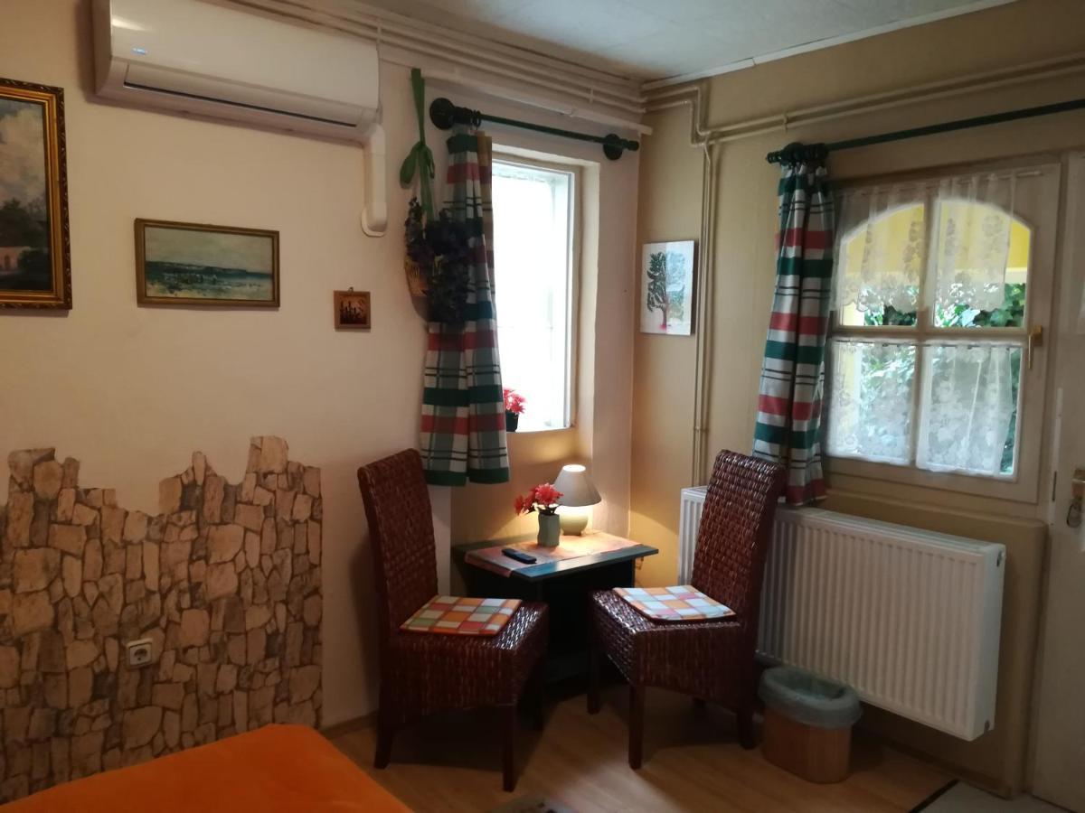 Castello Vendeg Es Apartmanhaz เอ็กเกอร์ ภายนอก รูปภาพ