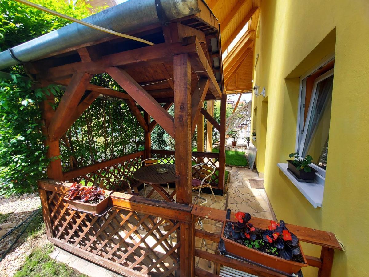 Castello Vendeg Es Apartmanhaz เอ็กเกอร์ ภายนอก รูปภาพ