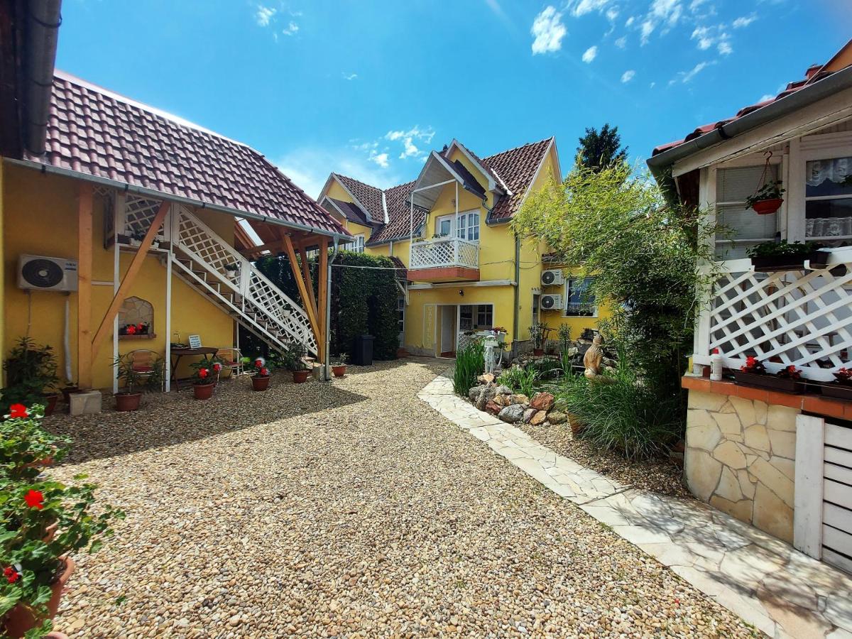 Castello Vendeg Es Apartmanhaz เอ็กเกอร์ ภายนอก รูปภาพ