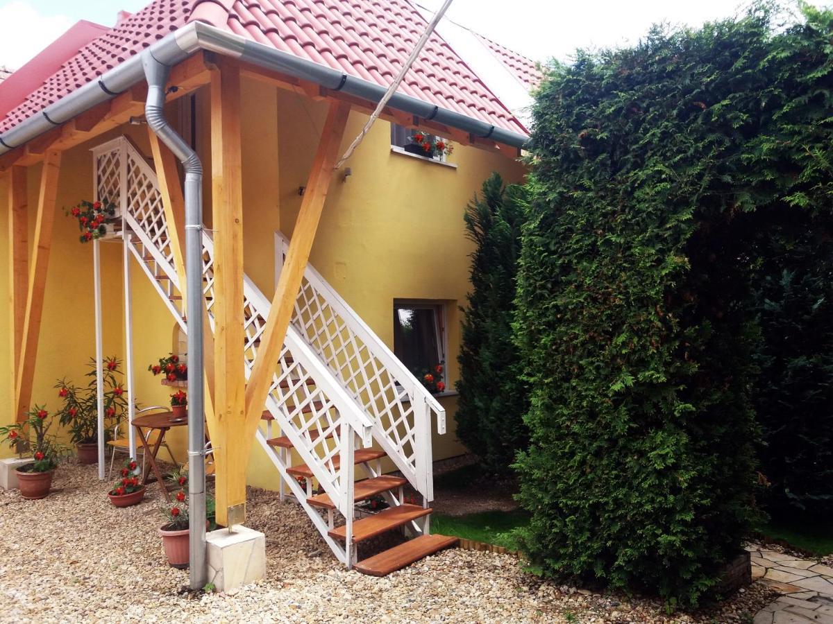 Castello Vendeg Es Apartmanhaz เอ็กเกอร์ ภายนอก รูปภาพ