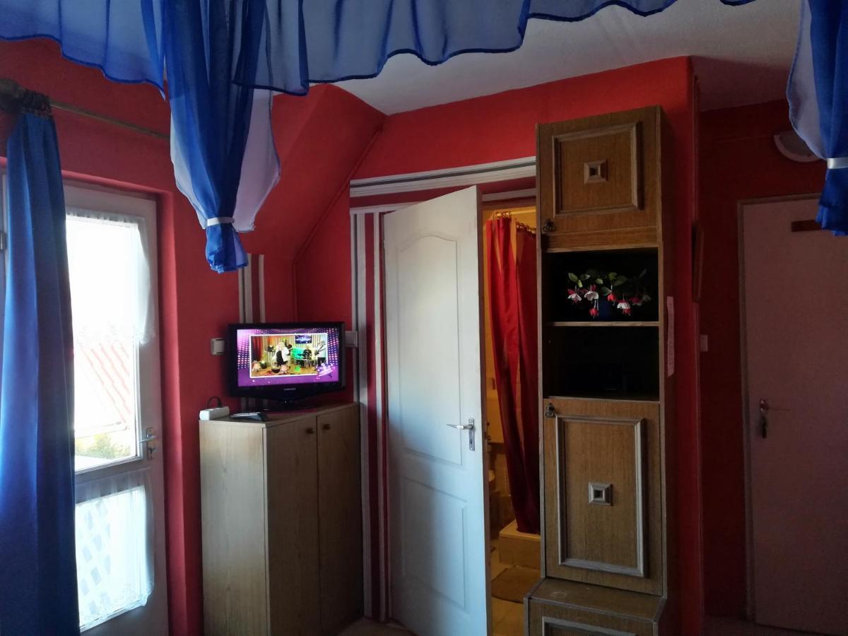 Castello Vendeg Es Apartmanhaz เอ็กเกอร์ ภายนอก รูปภาพ