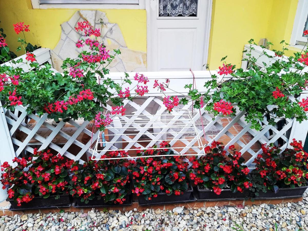 Castello Vendeg Es Apartmanhaz เอ็กเกอร์ ภายนอก รูปภาพ