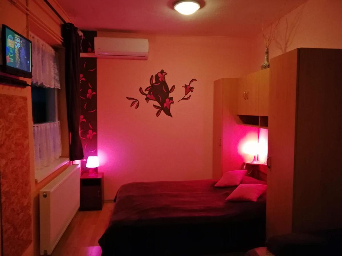 Castello Vendeg Es Apartmanhaz เอ็กเกอร์ ภายนอก รูปภาพ