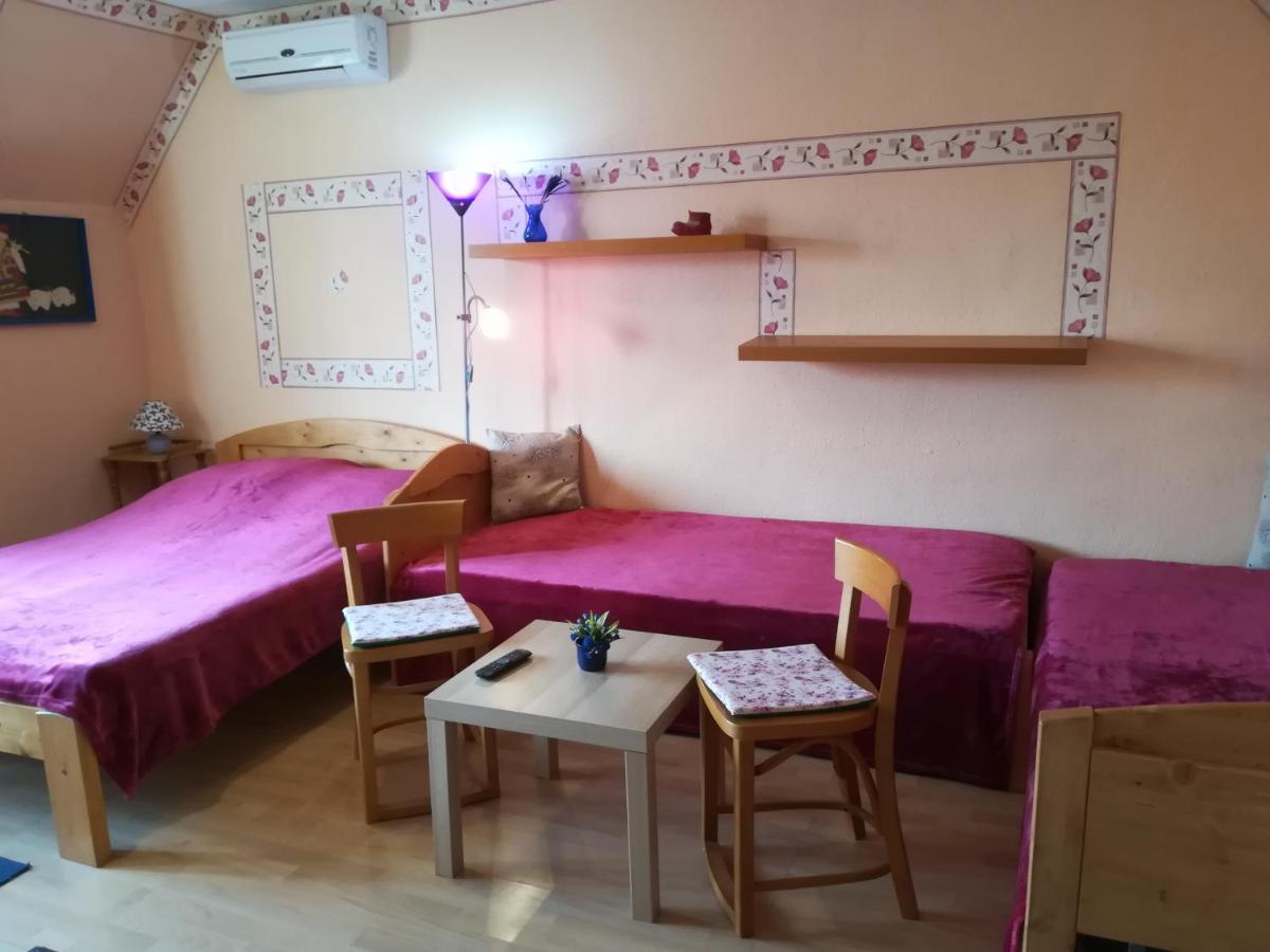Castello Vendeg Es Apartmanhaz เอ็กเกอร์ ภายนอก รูปภาพ