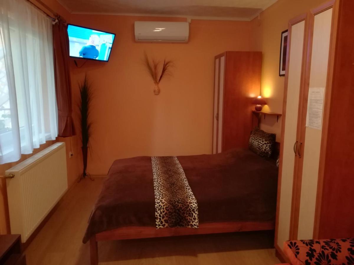 Castello Vendeg Es Apartmanhaz เอ็กเกอร์ ภายนอก รูปภาพ