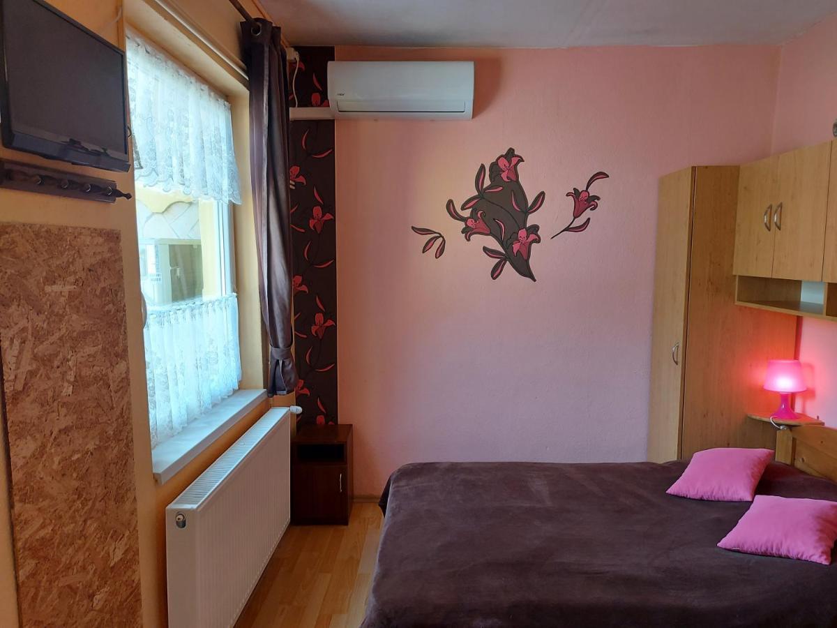 Castello Vendeg Es Apartmanhaz เอ็กเกอร์ ภายนอก รูปภาพ