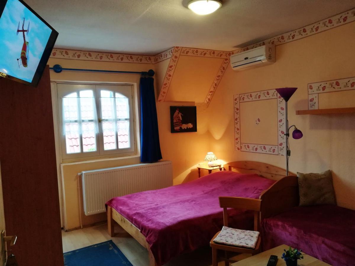 Castello Vendeg Es Apartmanhaz เอ็กเกอร์ ภายนอก รูปภาพ