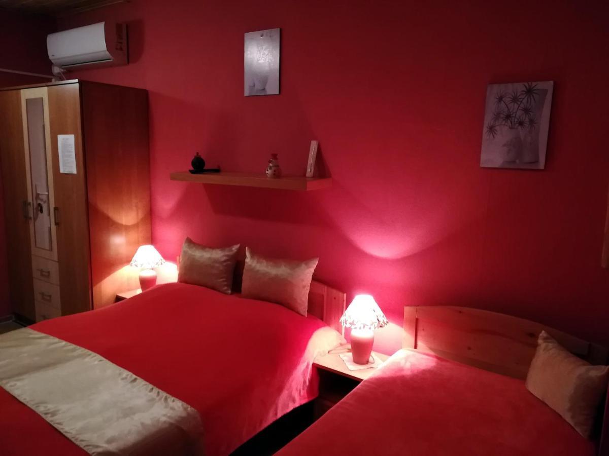 Castello Vendeg Es Apartmanhaz เอ็กเกอร์ ภายนอก รูปภาพ