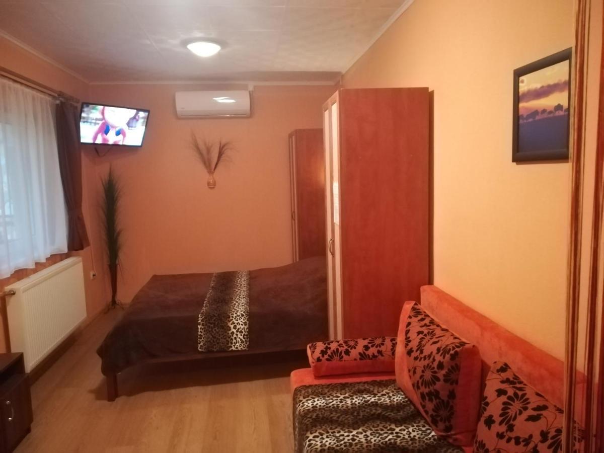 Castello Vendeg Es Apartmanhaz เอ็กเกอร์ ภายนอก รูปภาพ