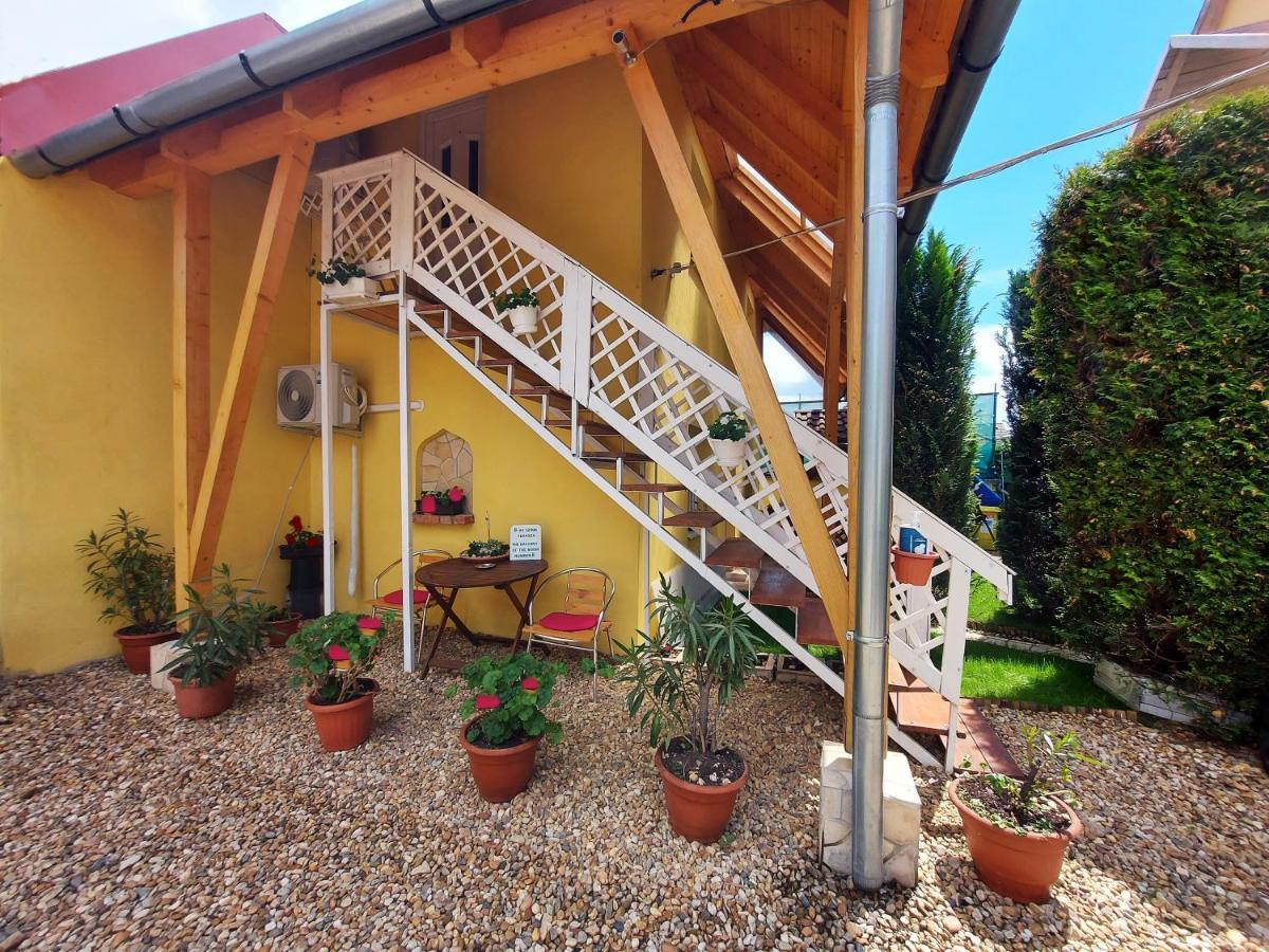 Castello Vendeg Es Apartmanhaz เอ็กเกอร์ ภายนอก รูปภาพ