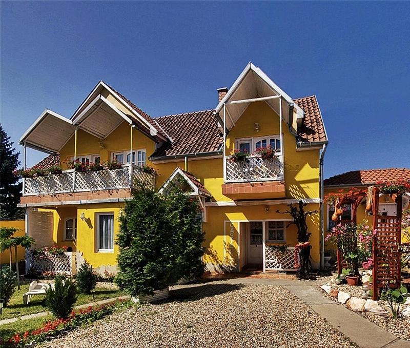 Castello Vendeg Es Apartmanhaz เอ็กเกอร์ ภายนอก รูปภาพ