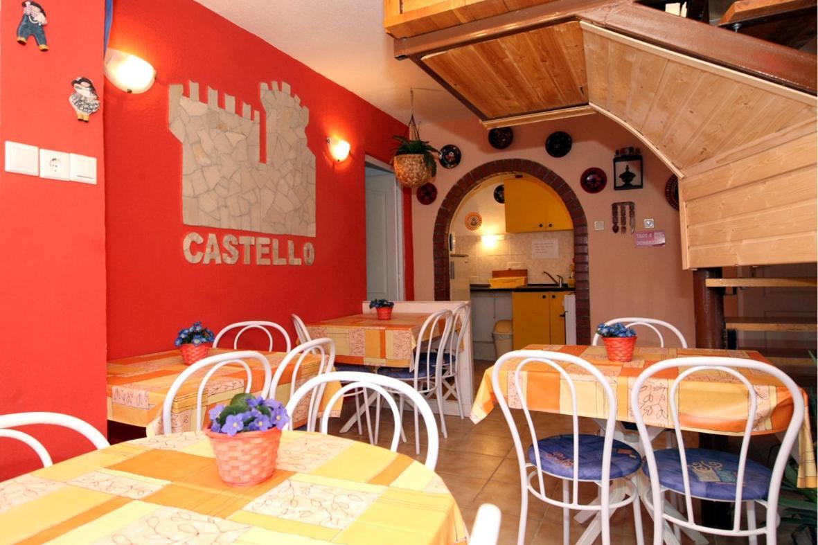 Castello Vendeg Es Apartmanhaz เอ็กเกอร์ ภายนอก รูปภาพ