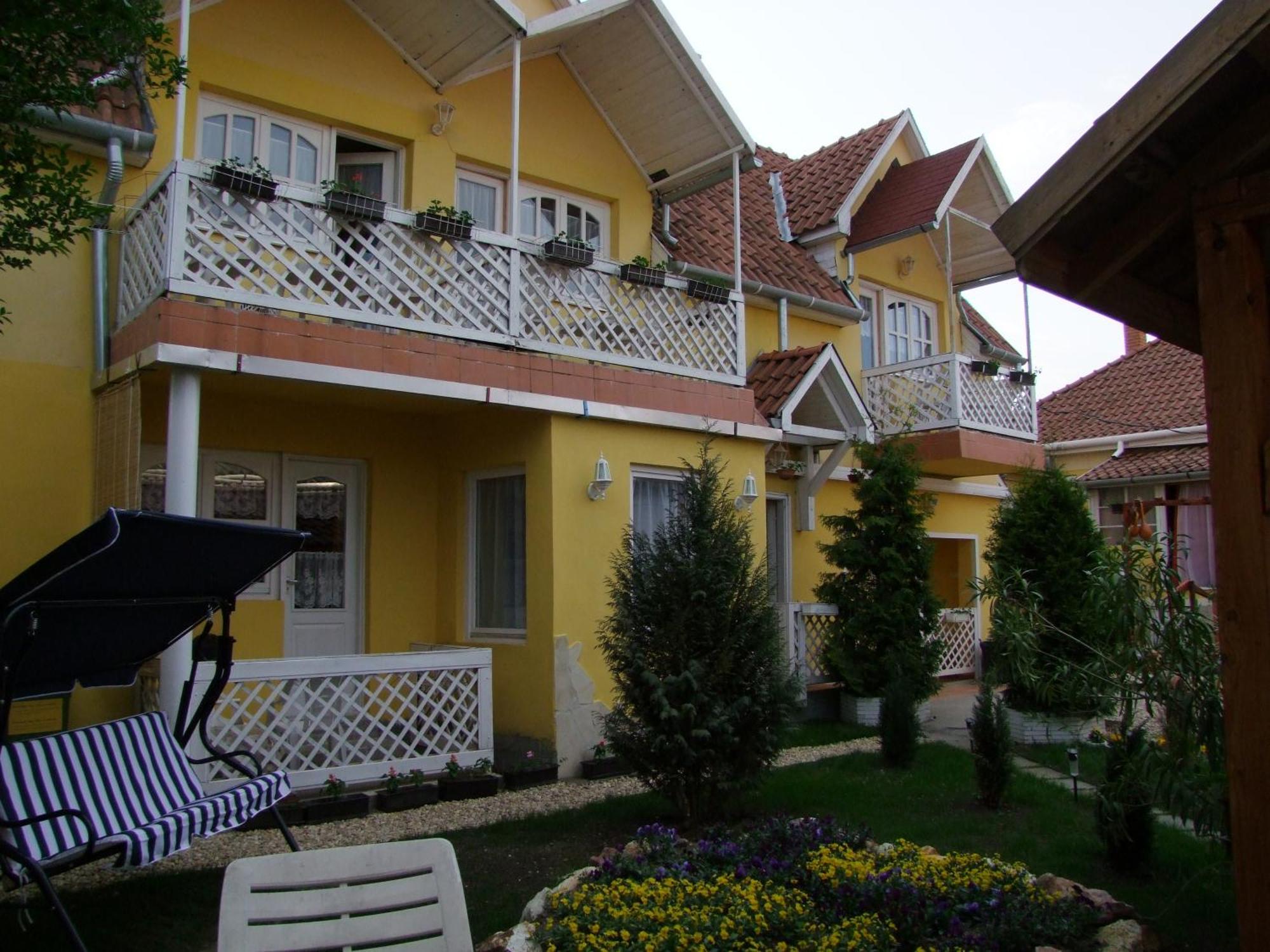 Castello Vendeg Es Apartmanhaz เอ็กเกอร์ ภายนอก รูปภาพ