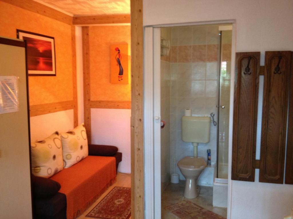Castello Vendeg Es Apartmanhaz เอ็กเกอร์ ห้อง รูปภาพ