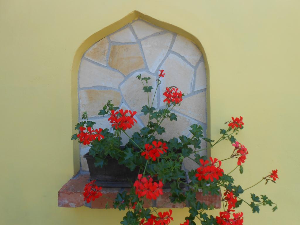 Castello Vendeg Es Apartmanhaz เอ็กเกอร์ ภายนอก รูปภาพ