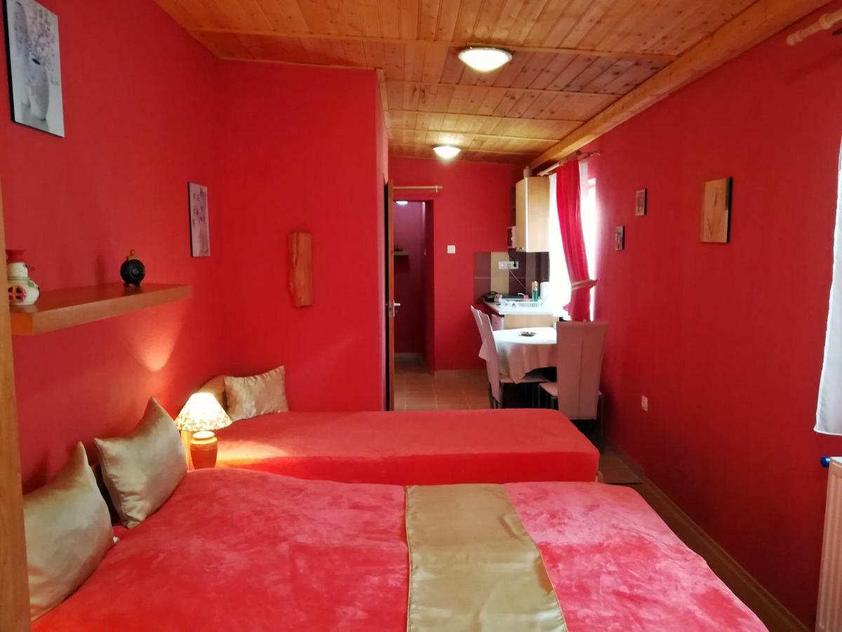 Castello Vendeg Es Apartmanhaz เอ็กเกอร์ ภายนอก รูปภาพ