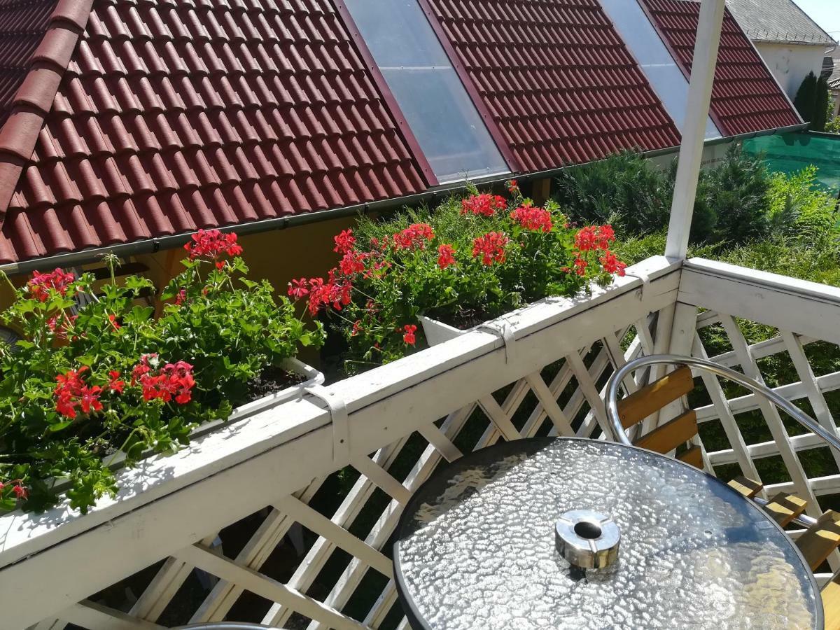 Castello Vendeg Es Apartmanhaz เอ็กเกอร์ ภายนอก รูปภาพ