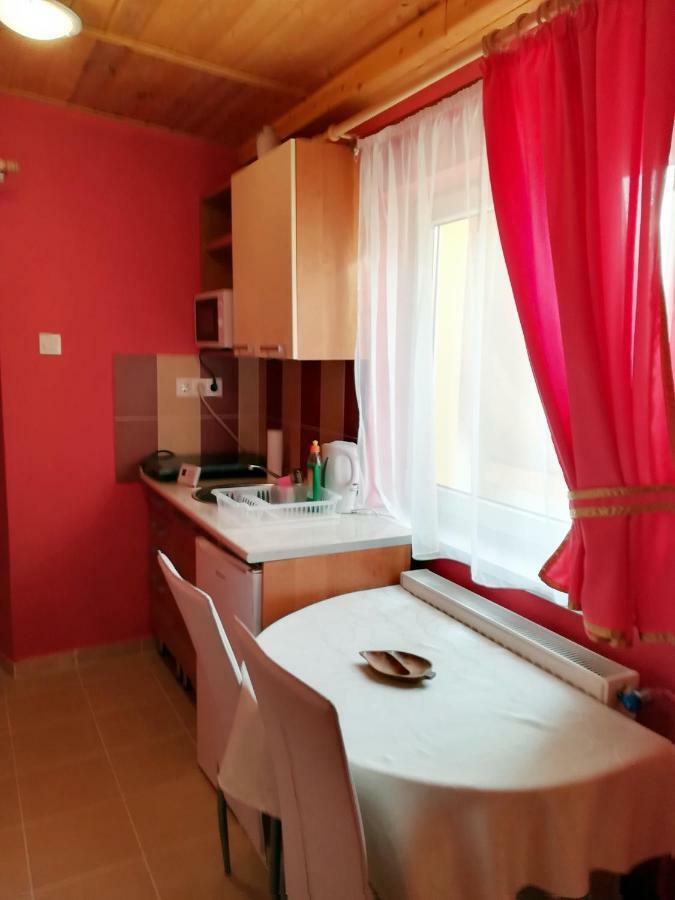 Castello Vendeg Es Apartmanhaz เอ็กเกอร์ ภายนอก รูปภาพ